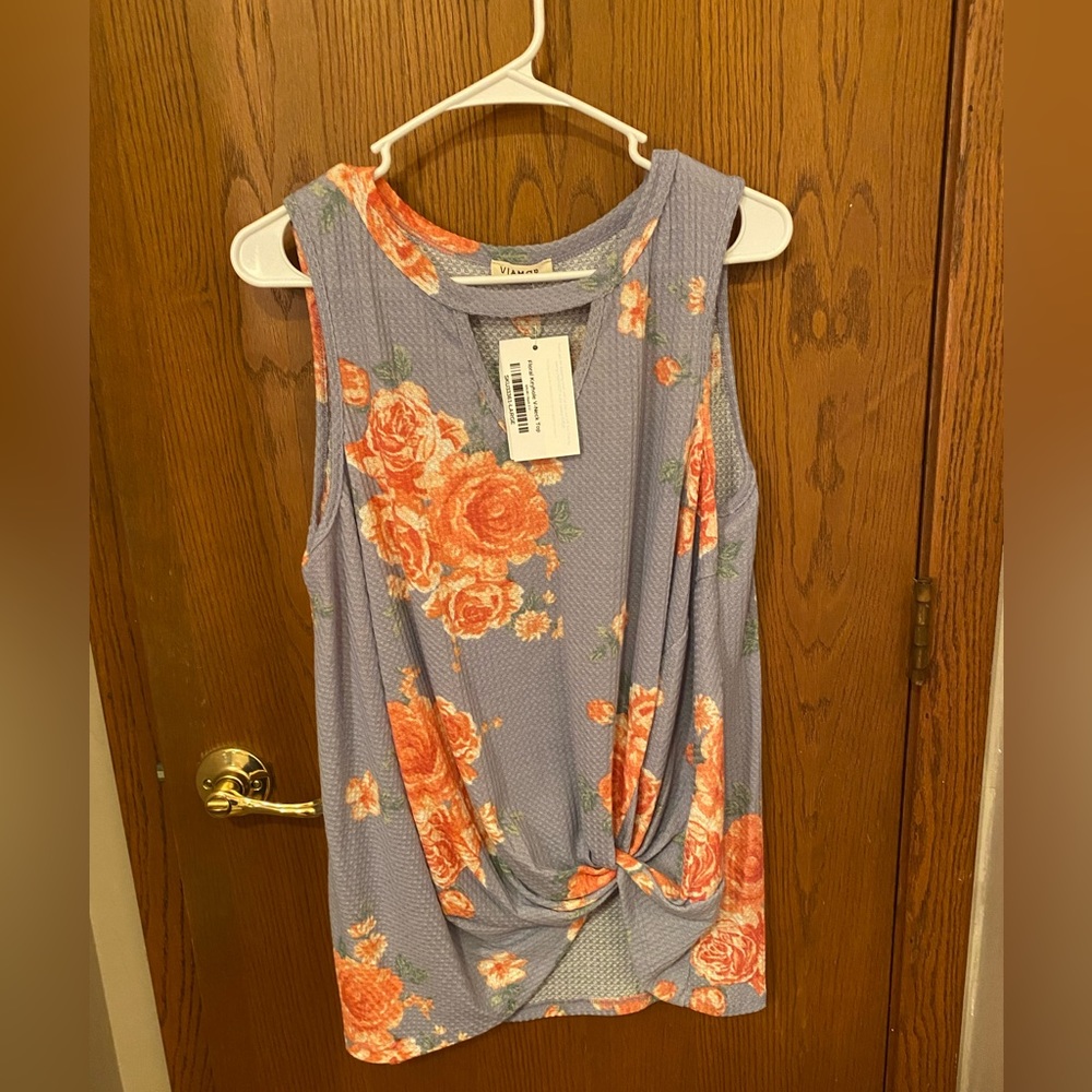 Floral key hole v neck. Front tie. Size large .